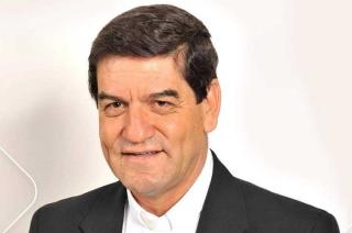Gómez González nació en Capilla de Guadalupe, Jalisco, el 17 de febrero de 1954