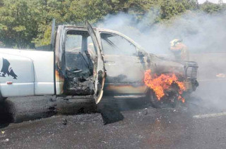#Video: Camioneta se incendia y paraliza la México-Toluca