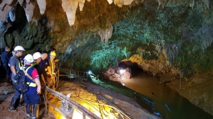 Rescatados los 12 niños y su entrenador atrapados en cueva tailandesa