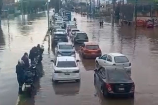 #Video: Inundación por fuerte lluvia paraliza la López Portillo en #Tultitlán