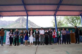 Carlos González Berra hizo entrega de la techumbre de la explanada