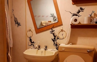 El artista callejero #Banksy, crea obra en el baño de su casa durante confinamiento
