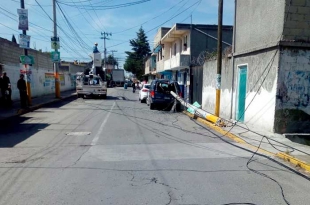 Tráiler derriba postes en San Mateo Atenco; uno cae sobre camioneta
