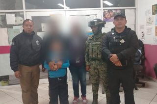 El menor fue encontrado en la zona de El Chamizal, mientras que un joven de 21 años fue detenido y puesto a disposición del Ministerio Público.