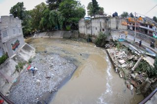 El desbordamiento del Río Hondo provocó daños estructurales en viviendas y dejó bardas en riesgo de colapso en Naucalpan.