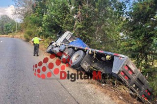 Al lugar acudieron equipos de rescate, quienes valoraron al conductor de la unidad. 