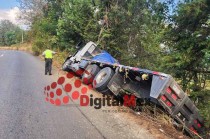 Al lugar acudieron equipos de rescate, quienes valoraron al conductor de la unidad. 