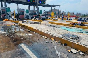 Aparatoso accidente en el Circuito Exterior Mexiquense