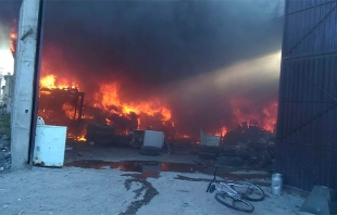 Fuego consume bodega de desechos en #Ecatepec