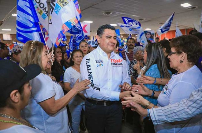 Entre porras y cánticos de cientos de panistas, Tony Rodríguez les dijo que siente emoción y energía para seguir trabajando y ganar el 2 de junio.