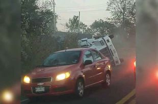 #Video: Cierran carretera en #Tenancingo por volcadura; hay un herido