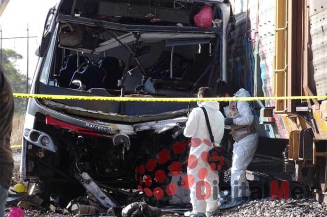 El chofer trató de ganarle a la locomotora.
