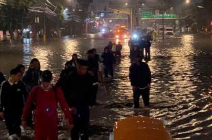 La circulación fue cerrada en su totalidad ya que el agua alcanzó hasta un metro de altura