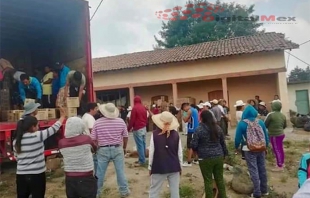 #Video: Ejemplo: vuelca tráiler en Ixtlahuaca, habitantes ayudan a recoger mercancía