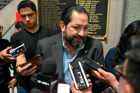 Morena exige su renuncia, mientras la universidad denuncia manipulación.