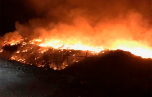 Tardan más de 12 horas en controlar incendio en tiradero de Tequixquiac