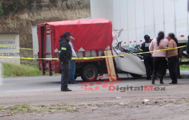 Muere mujer al chocar camioneta contra tráiler en la Toluca-Zitácuaro