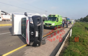 #Toluca-Atlacomulco: vuelca camioneta y deja dos lesionados