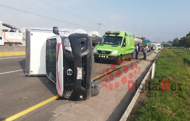 #Toluca-Atlacomulco: vuelca camioneta y deja dos lesionados