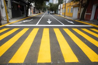 Las obras incluyen aplicación de carpeta asfáltica y slurry en distintas vialidades de la capital mexiquense.
