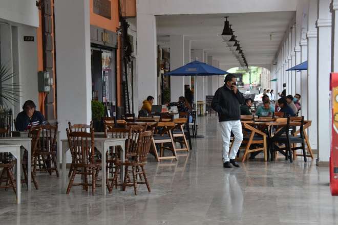 Restaurantes con espacio al aire libre abrirán puertas este lunes