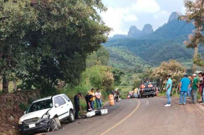 El motociclista colisionó contra una camioneta de color blanco y resultó con diversas heridas.