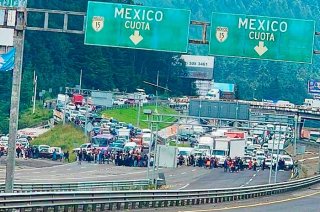 El cierre total de la carretera Federal y la autopista México-Toluca afecta ambos sentidos y genera filas de más de tres kilómetros hacia Toluca.