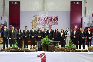 Autoridades de los tres niveles de gobierno durante el Primer Informe en Valle de Chalco