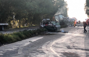 Dos muertos en choque en la Texcoco-Lechería; arde tráiler