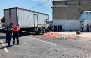 El accidente se dió entre un camión de carga y un automóvil en las inmediaciones de la delegación de Calixtlahuaca
