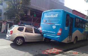 #Toluca: choca camioneta contra camión en el centro