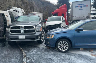Carambola de cinco vehículos colapsó la Toluca–Atlacomulco y dejó un camión volcado en Almoloya de Juárez.