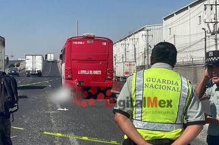 Se indicó que el chofer se dio a la fuga y el motociclista hasta el momento no ha sido identificado.