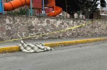 Uniformados confirmaron la presencia del cadáver de una persona de aproximadamente 40 años de edad encobijado.