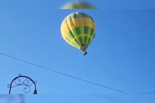 El globo continuó su recorrido mientras que el piloto fue detenido para que la empresa asuma la responsabilidad por los perjuicios ocasionados.