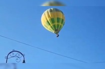 El globo continuó su recorrido mientras que el piloto fue detenido para que la empresa asuma la responsabilidad por los perjuicios ocasionados.