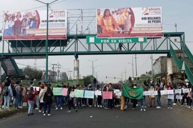 Los estudiante bloquean la avenida Bordo de Xochiaca. 
