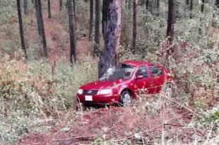 El automóvil cayó por una barranca de unos 50 metros de profundidad.