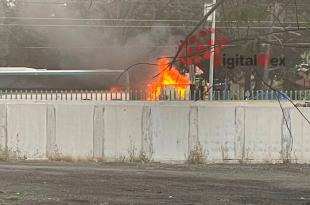 El incendio ha provocado un gran caos vehicular en ambos lados de la vía, con gran flujo de vehículos a estas horas de la mañana.