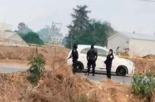 De manera preliminar, las autoridades han informado que en el interior del vehículo encontraron al menos tres cuerpos.