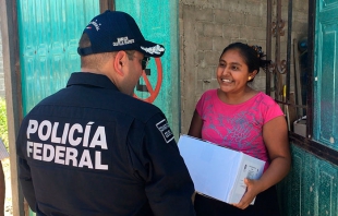 Federales entregan ayuda casa por casa en Oaxaca