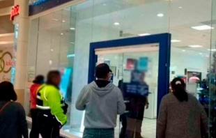 Grupo armado irrumpe en tienda Telcel en Toluca, pero se les frustra el atraco