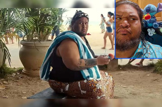 Su carisma y calidez trascendieron la pantalla; también fue la voz que daba la bienvenida en el aeropuerto de Kona.