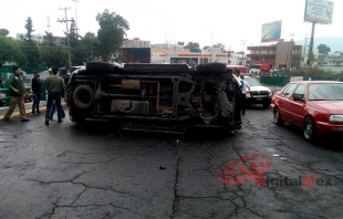 #Toluca: Vuelca camioneta en Tollocan y quedan atrapados mujer y niño