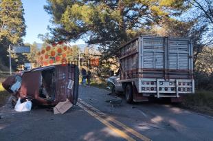 Un vehículo Nissan Tsuru se estrelló contra una camioneta Ford F-350 luego de que invadiera el carril contrario.