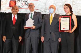 Carlos Eduardo Barrera Díaz, recibió este reconocimiento de manos del exrector de la UNAM, José Narro Robles.