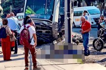 Un camión de pasajeros perdió el control, arrolló a un motociclista y se estrelló contra un poste, provocando caos vial en Tultitlán