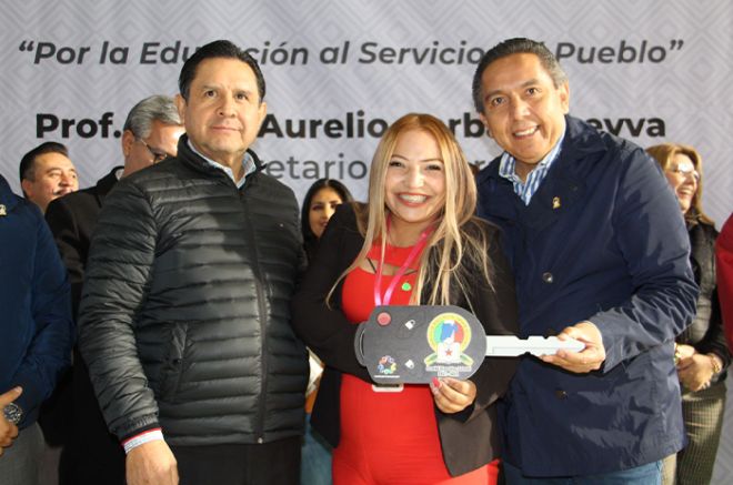 El líder del SMSEM, Marco Aurelio Carbajal Leyva, encabezó la entrega a maestros ganadores de las regiones 1, 2, 9, 10, 11, 12 y 13.