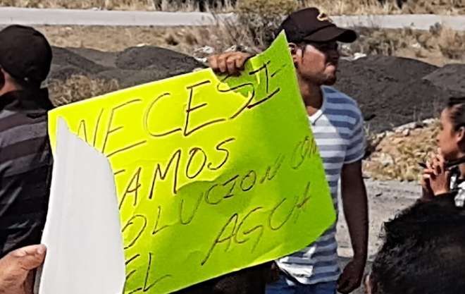 Los pobladores denunciaron la falta de atención a sus demandas por parte de las autoridades municipales y estatales respecto a la extracción ilegal del agua de los manantiales y el desabasto