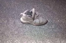 Hasta el momento, la identidad del fallecido permanece desconocida; solo se sabe que calzaba tenis blancos.